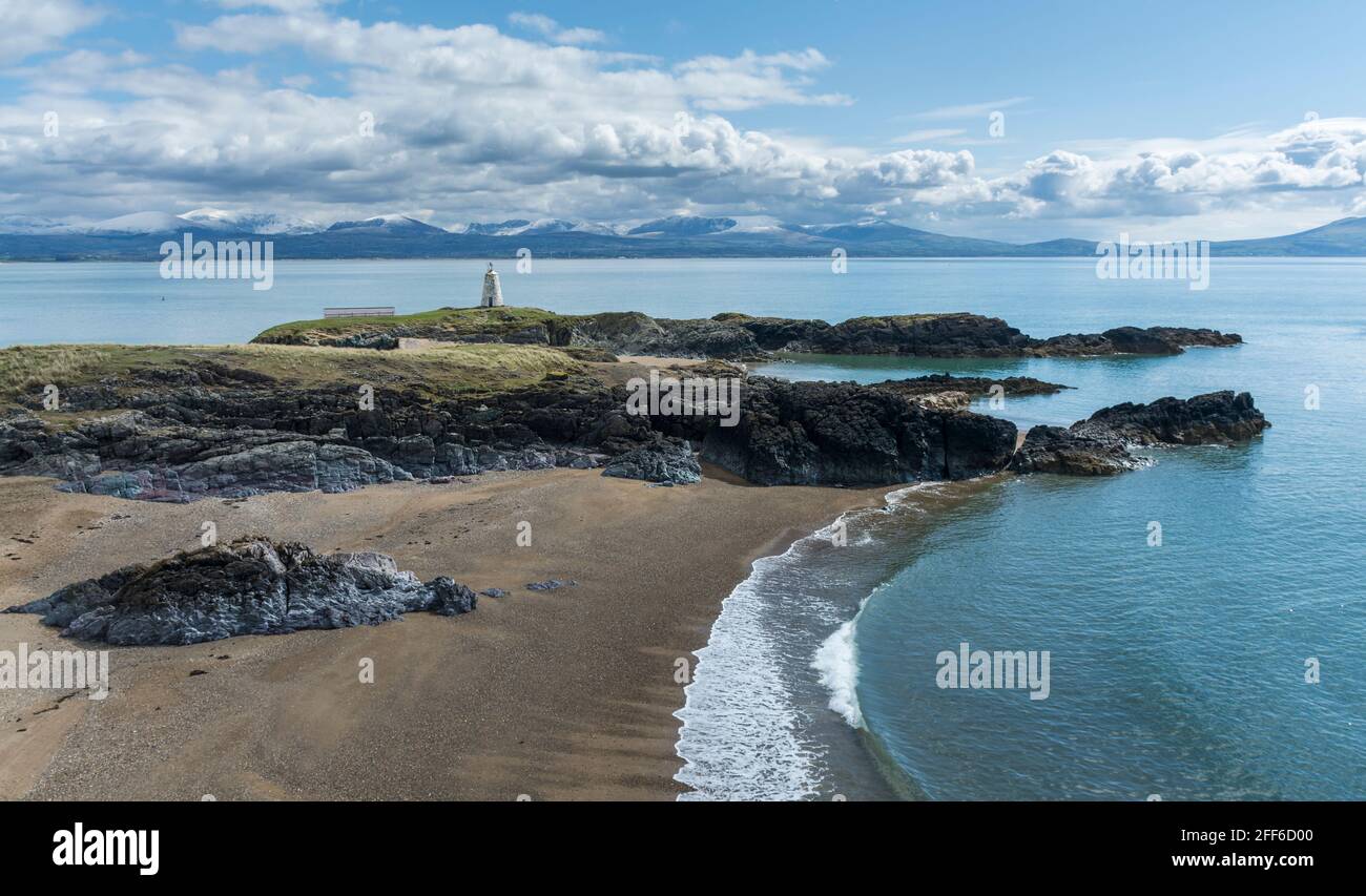 Blick auf den Leuchtturm von Twr Bach auf Llanddwyn Island, Anglesey, Nordwales, Großbritannien. Aufgenommen am 12. April 2021. Stockfoto