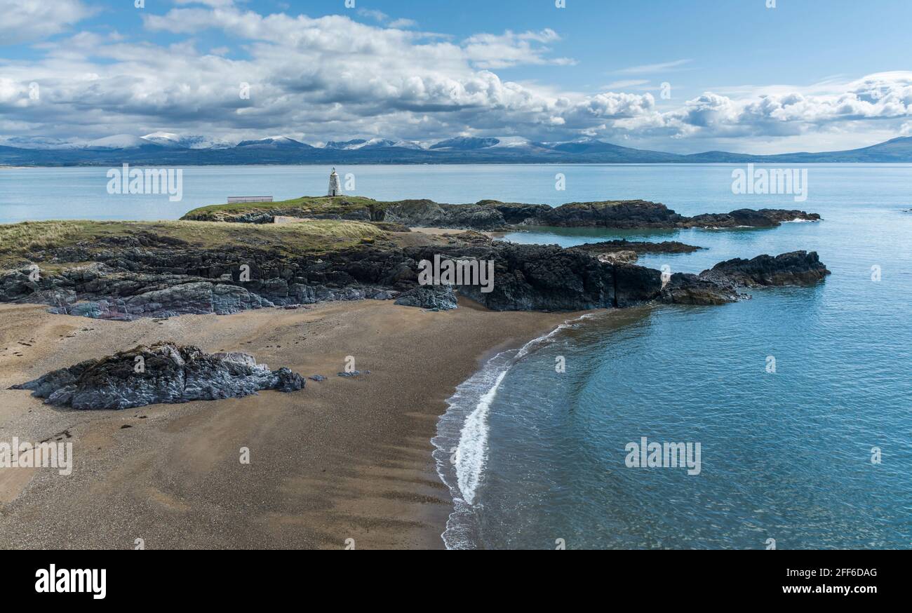 Blick auf den Leuchtturm von Twr Bach auf Llanddwyn Island, Anglesey, Nordwales, Großbritannien. Aufgenommen am 12. April 2021. Stockfoto