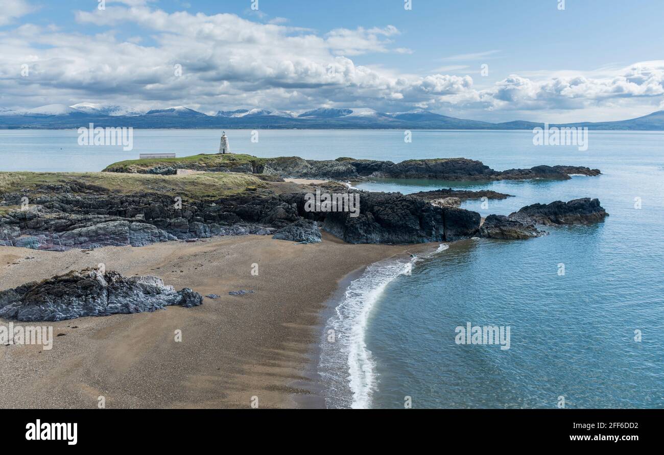 Blick auf den Leuchtturm von Twr Bach auf Llanddwyn Island, Anglesey, Nordwales, Großbritannien. Aufgenommen am 12. April 2021. Stockfoto