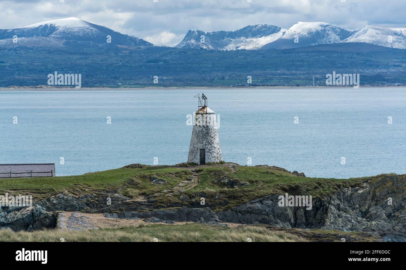 Blick auf den Leuchtturm von Twr Bach auf Llanddwyn Island, Anglesey, Nordwales, Großbritannien. Aufgenommen am 12. April 2021. Stockfoto