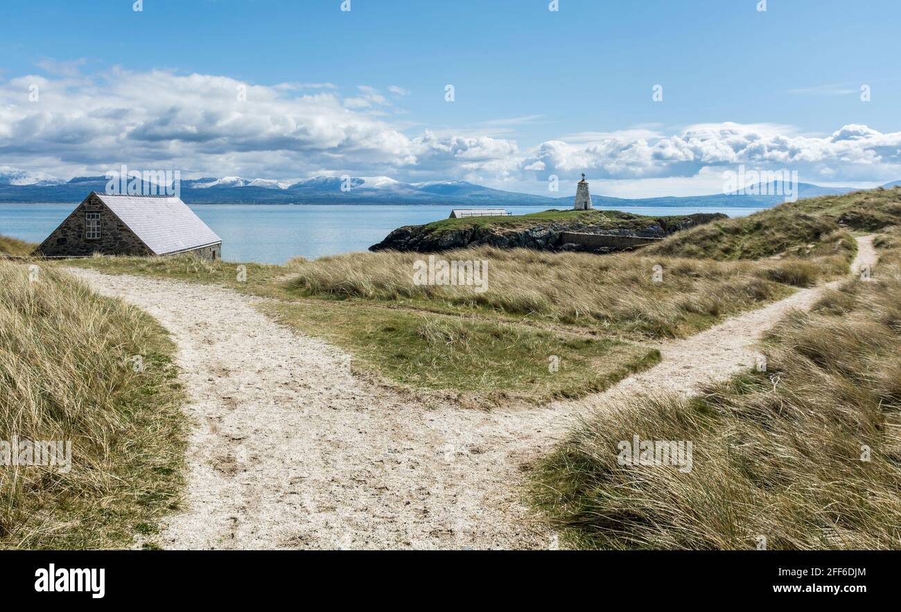 Blick auf den Leuchtturm von Twr Bach auf Llanddwyn Island, Anglesey, Nordwales, Großbritannien. Aufgenommen am 12. April 2021. Stockfoto