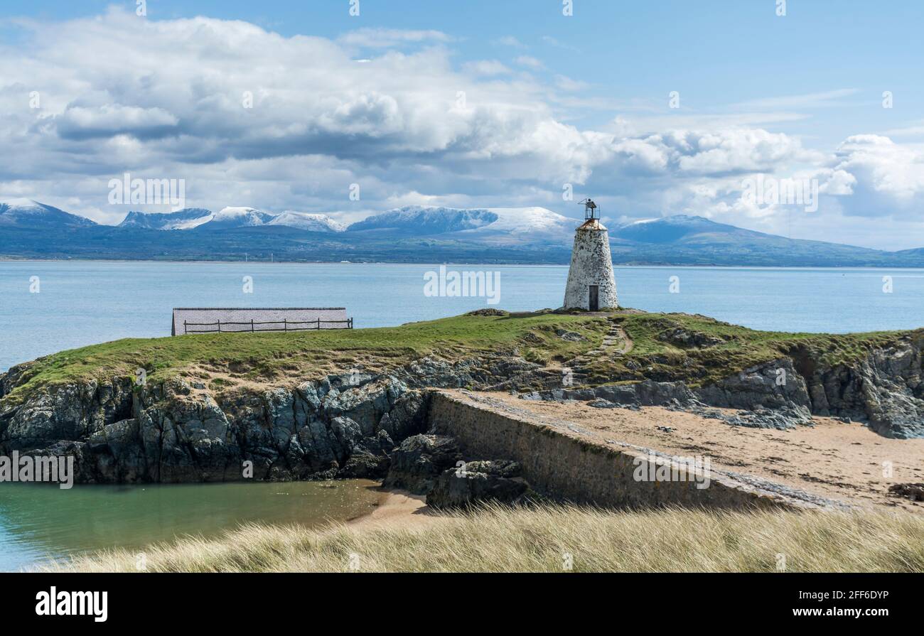 Blick auf den Leuchtturm von Twr Bach auf Llanddwyn Island, Anglesey, Nordwales, Großbritannien. Aufgenommen am 12. April 2021. Stockfoto