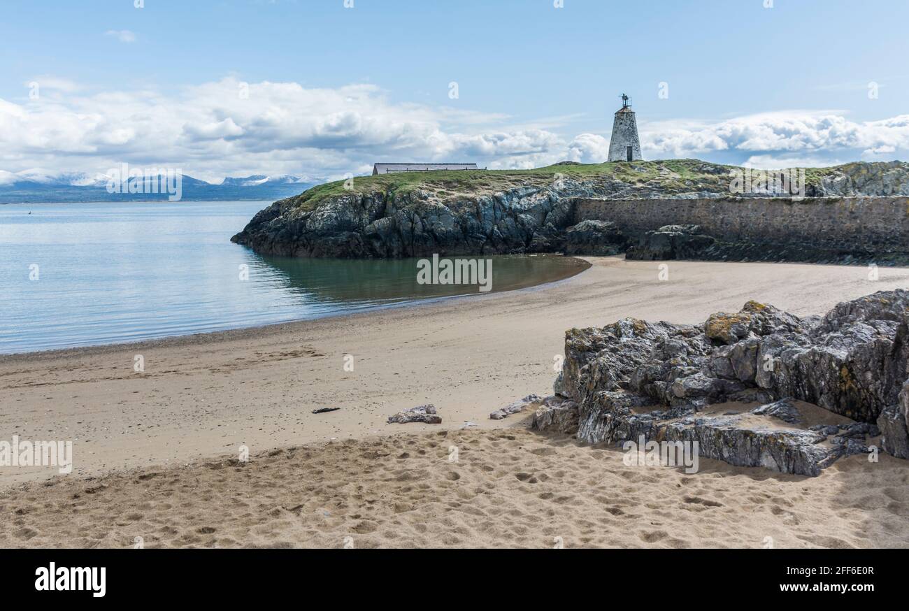 Blick auf den Leuchtturm von Twr Bach auf Llanddwyn Island, Anglesey, Nordwales, Großbritannien. Aufgenommen am 12. April 2021. Stockfoto