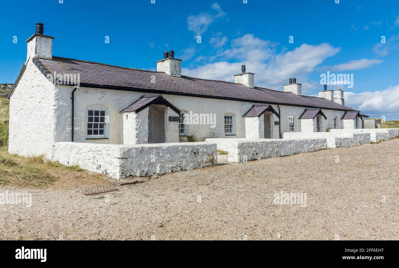 Die Pilothütten auf der Insel Llanddwyn auf Anglesey, North Wales, Großbritannien. Aufgenommen am 12. April 2021. Stockfoto