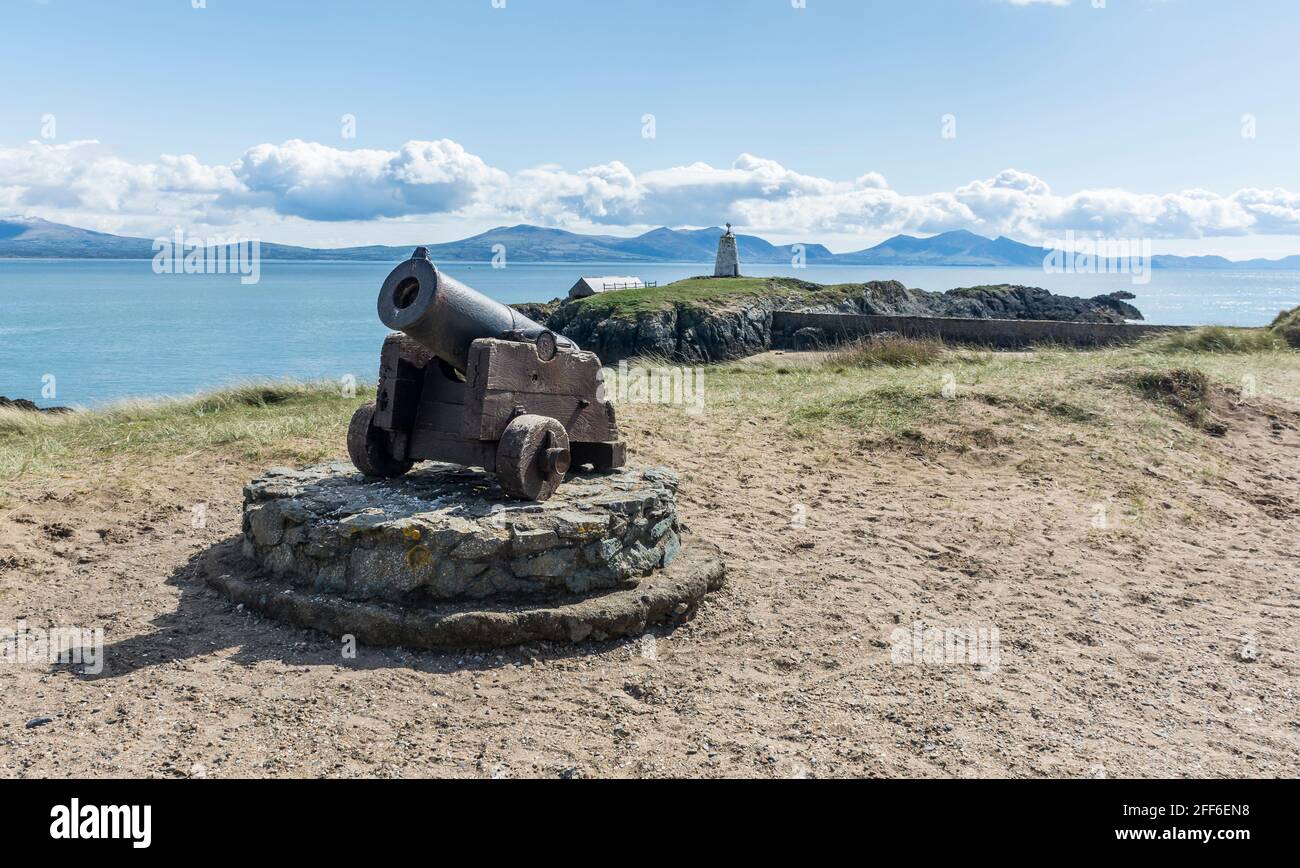 Blick auf den Leuchtturm von Twr Bach auf Llanddwyn Island, Anglesey, Nordwales, Großbritannien. Aufgenommen am 12. April 2021. Stockfoto