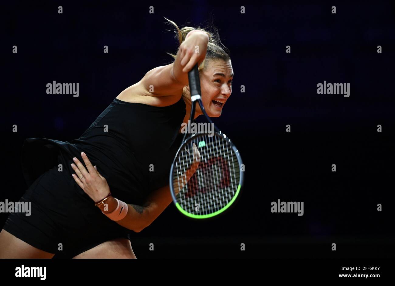 Stuttgart, Deutschland. April 2021. Tennis: WTA Tour - Stuttgart, Singles, Frauen, Halbfinale in der Porsche Arena: A. Sabalenka (Weißrussland) - S. Halep (Rumänien). Aryna Sabalenka in Aktion. Quelle: Marijan Murat/dpa/Alamy Live News Stockfoto