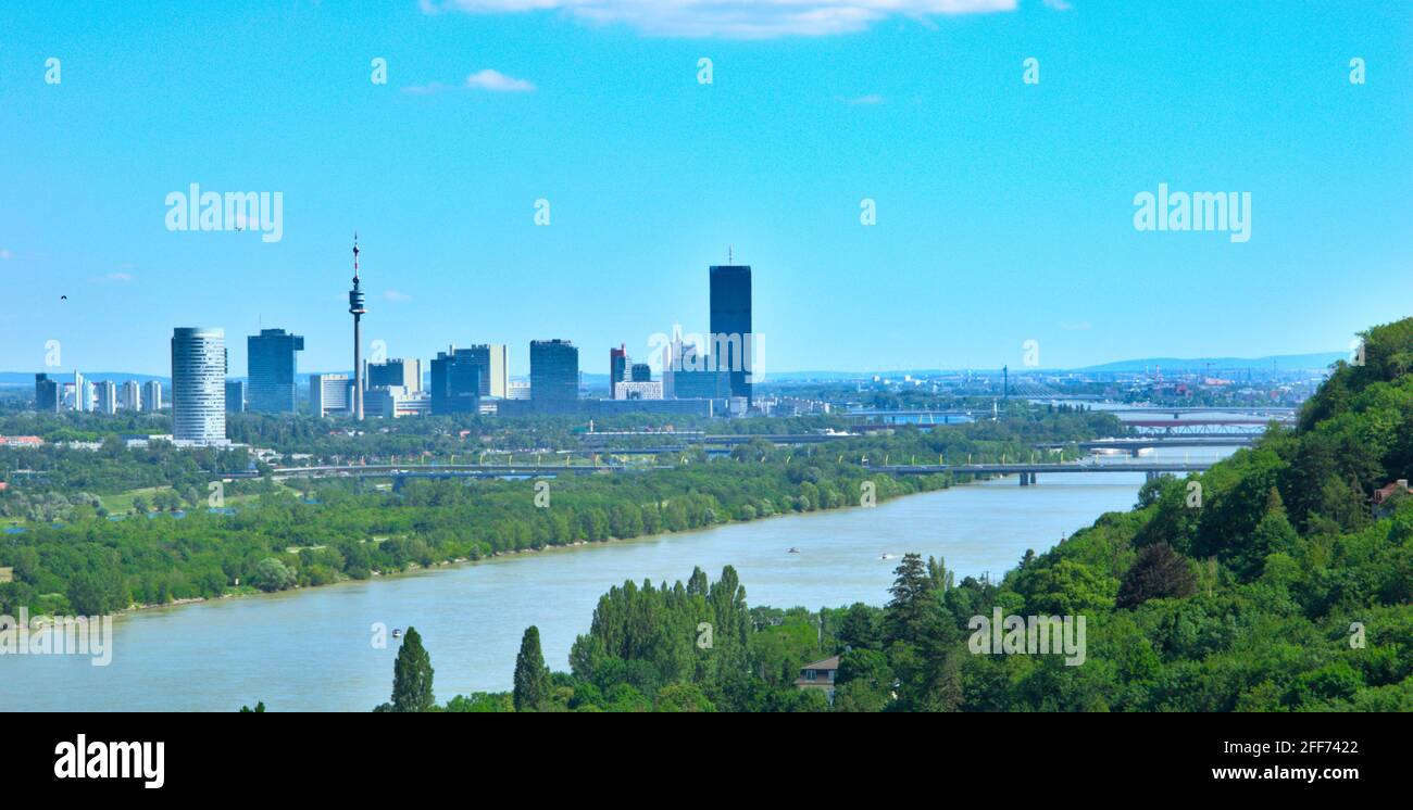 Panoramablick über Wien mit Donau und VIC (Vienna International Center) - Uno Stadtkomplex Stockfoto