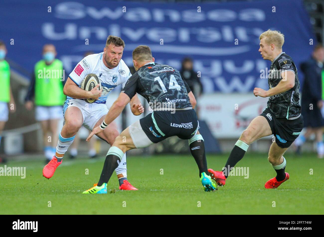 Liberty Stadium, Swansea, Glamorgan, Großbritannien. April 2021. Rainbow Cup Rugby, Ospreys gegen Cardiff Blues; Owen Lane von Cardiff Blues entgeht dem versuchten Angriff von George North von Ospreys Credit: Action Plus Sports/Alamy Live News Stockfoto