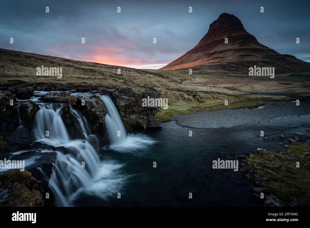 Der Wasserfall Kirkjufellsfoss und der Berg Kirkjufell auf der Halbinsel Snaefellsnes gehören zu den ikonischsten Landschaften Islands Stockfoto