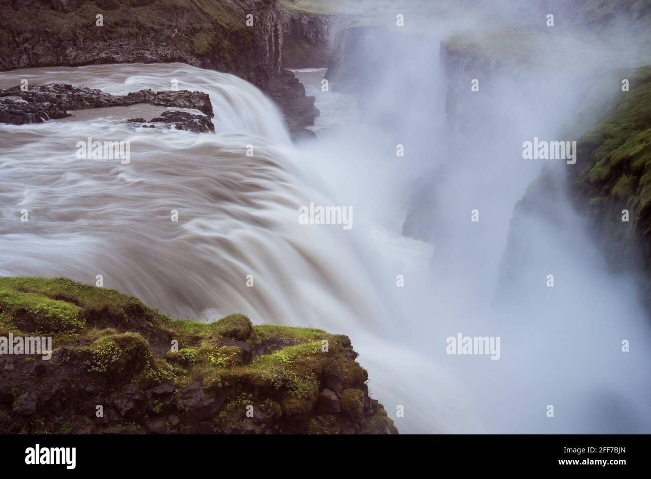 Gulfoss (die Goldenen Wasserfälle) ist ein weiterer ikonischer Wasserfall Islands. Diese Wasserfälle im Hvita-Fluss befinden sich in der südwestlichen Region Islands Stockfoto