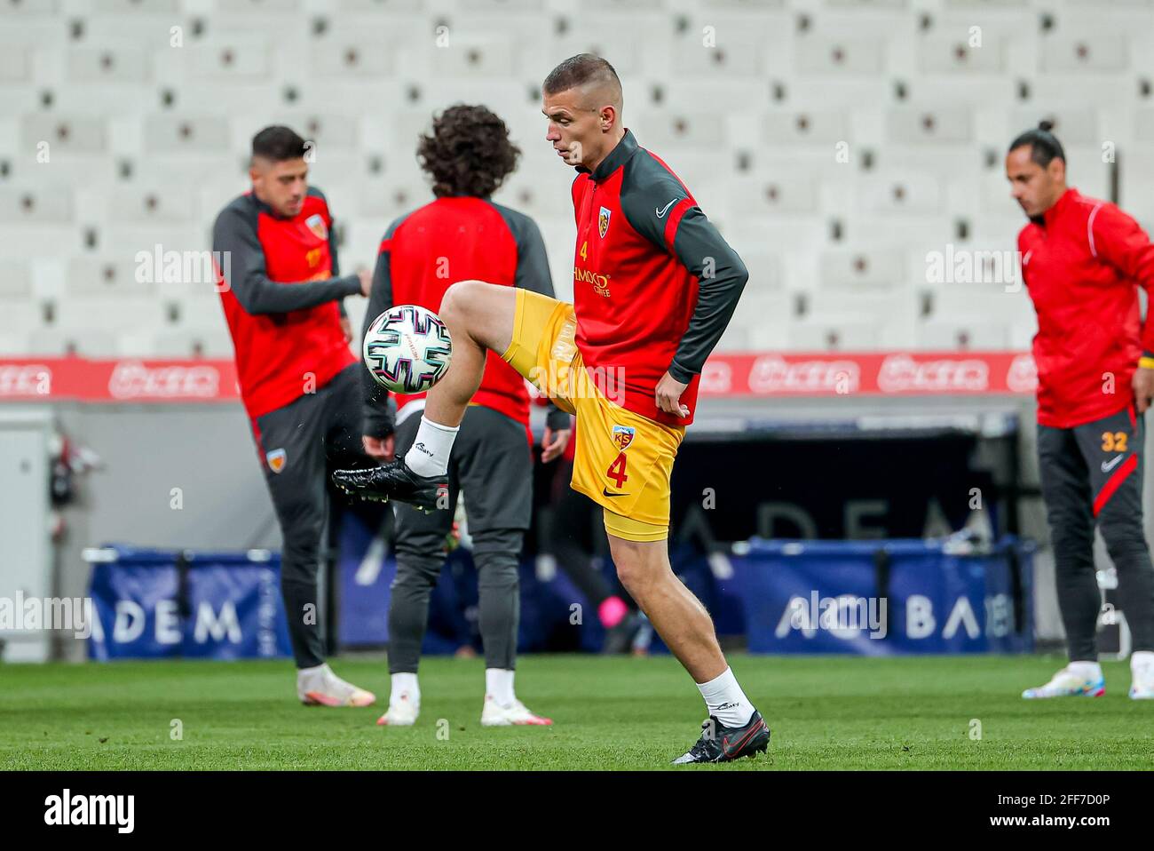 ISTANBUL, TÜRKEI - 24. APRIL: Dimitrios Kolovetsios von Kayserispor während des Super Lig-Spiels zwischen Besiktas und Kayserispor im Vodafone Park am April Stockfoto