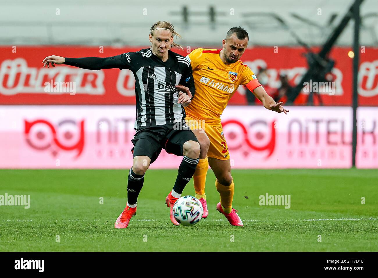 Istanbul Turkei 24 April Francisco Montero Von Besiktas Ilhan Parlak Von Kayserispor Wahrend Des Super Lig Spiels Zwischen Besiktas Und Kayserispor Im Vodafone Park Am 24 April 2021 In Istanbul Turkei Foto