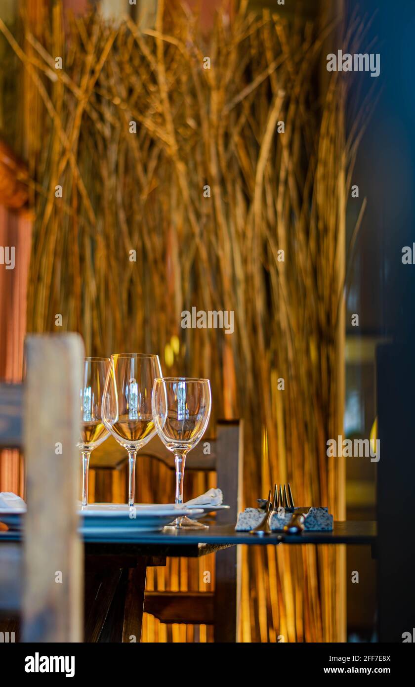 Besteck und Kristallgläser werden auf einem Restauranttisch zubereitet Stockfoto