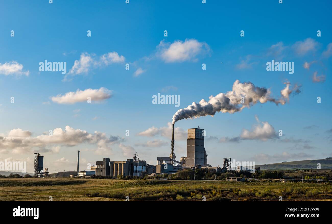 Dunbar Zement arbeitet Industriegelände mit Dampfdampf aus Cooing Tower an sonnigen Tagen, East Lothian, Schottland, Großbritannien Stockfoto