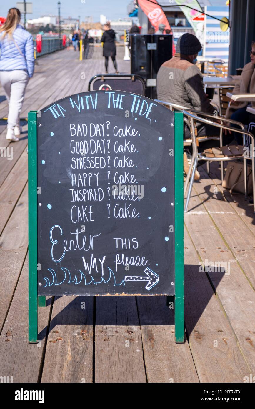 Die Antwort auf alles ist Kuchen. Schild vor dem Café am Southend Pier, das Kunden mit Kuchen lockt Stockfoto