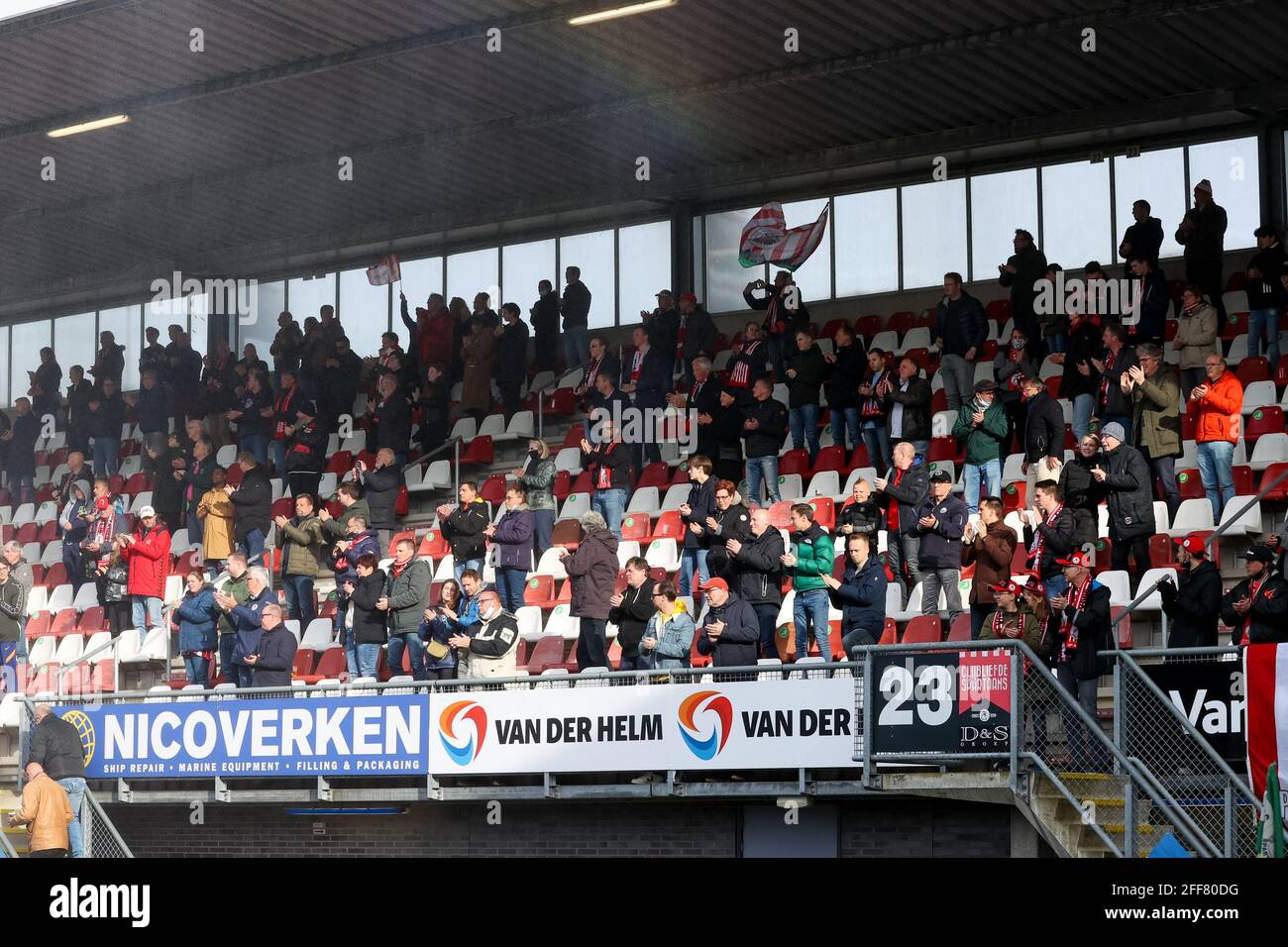 ROTTERDAM, NIEDERLANDE - 24. APRIL: Fans von Sparta Rotterdam auf den Tribünen während des niederländischen Eredivisie-Spiels zwischen Sparta Rotterdam und VVV Venlo AT Stockfoto