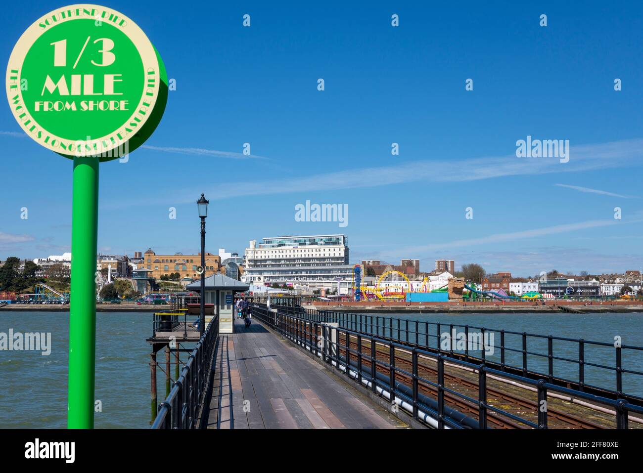 1/3-Meilen-Markierung am Southend Pier an einem hellen, sonnigen Tag in Southend on Sea, Essex, Großbritannien. Eine dritte Meile Stockfoto