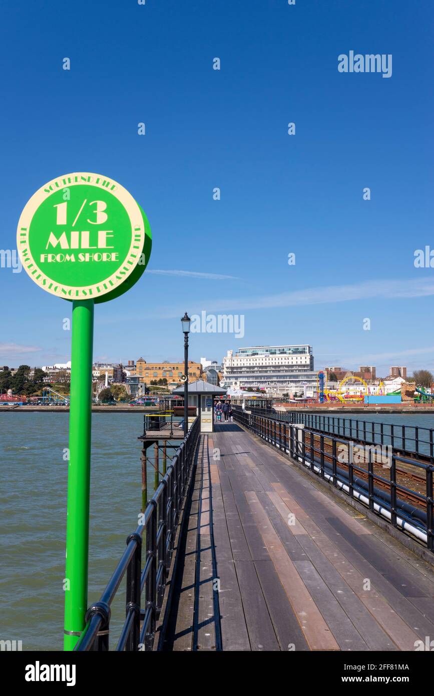 1/3-Meilen-Markierung am Southend Pier an einem hellen, sonnigen Tag in Southend on Sea, Essex, Großbritannien. Eine dritte Meile Stockfoto