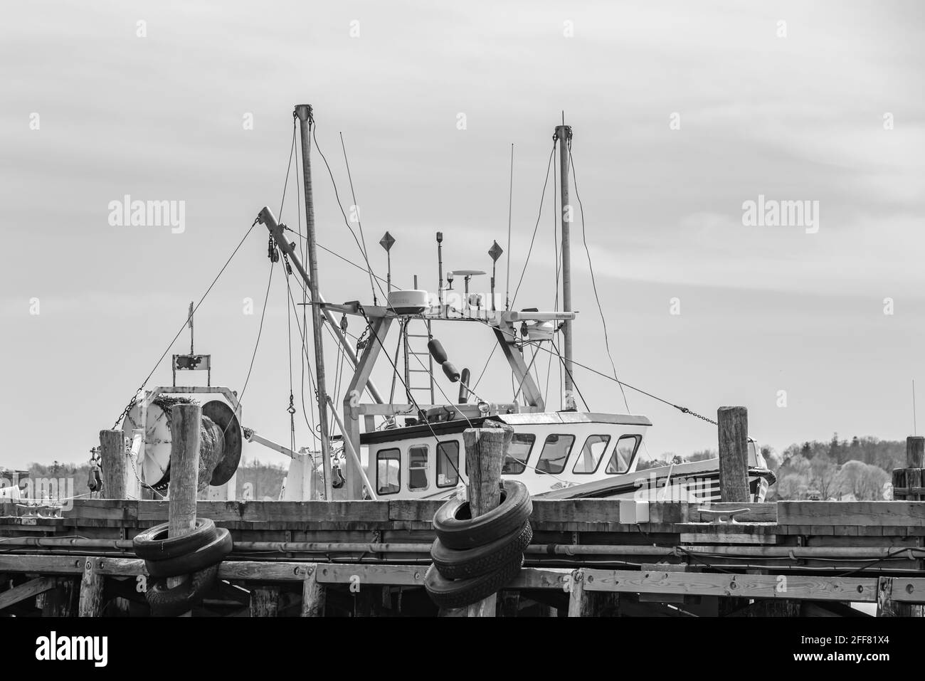 Kommerzielles Fischerboot wurde in Greenport, NY, an einem Dock befestigt Stockfoto
