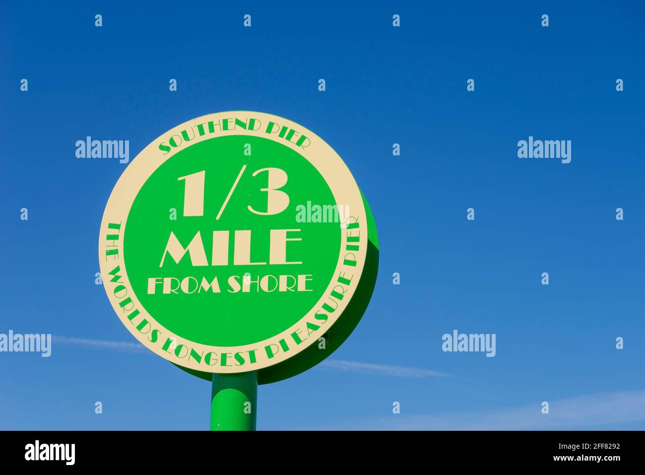 1/3-Meilen-Markierung am Southend Pier an einem hellen, sonnigen Tag in Southend on Sea, Essex, Großbritannien. Eine dritte Meile, isoliert gegen den blauen Himmel Stockfoto
