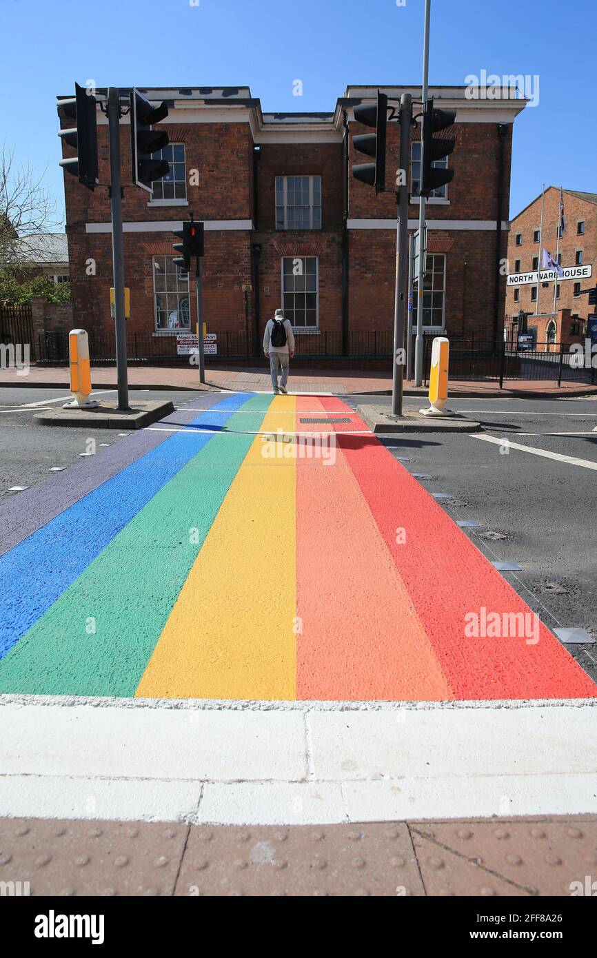 Die Gemeinde LGBTQ+ Gloucestershire hat eine Regenbogenüberquerung in Gloucester begrüßt. Commercial Road, in der Nähe der Gloucester Docks 19/4/2021. Stockfoto