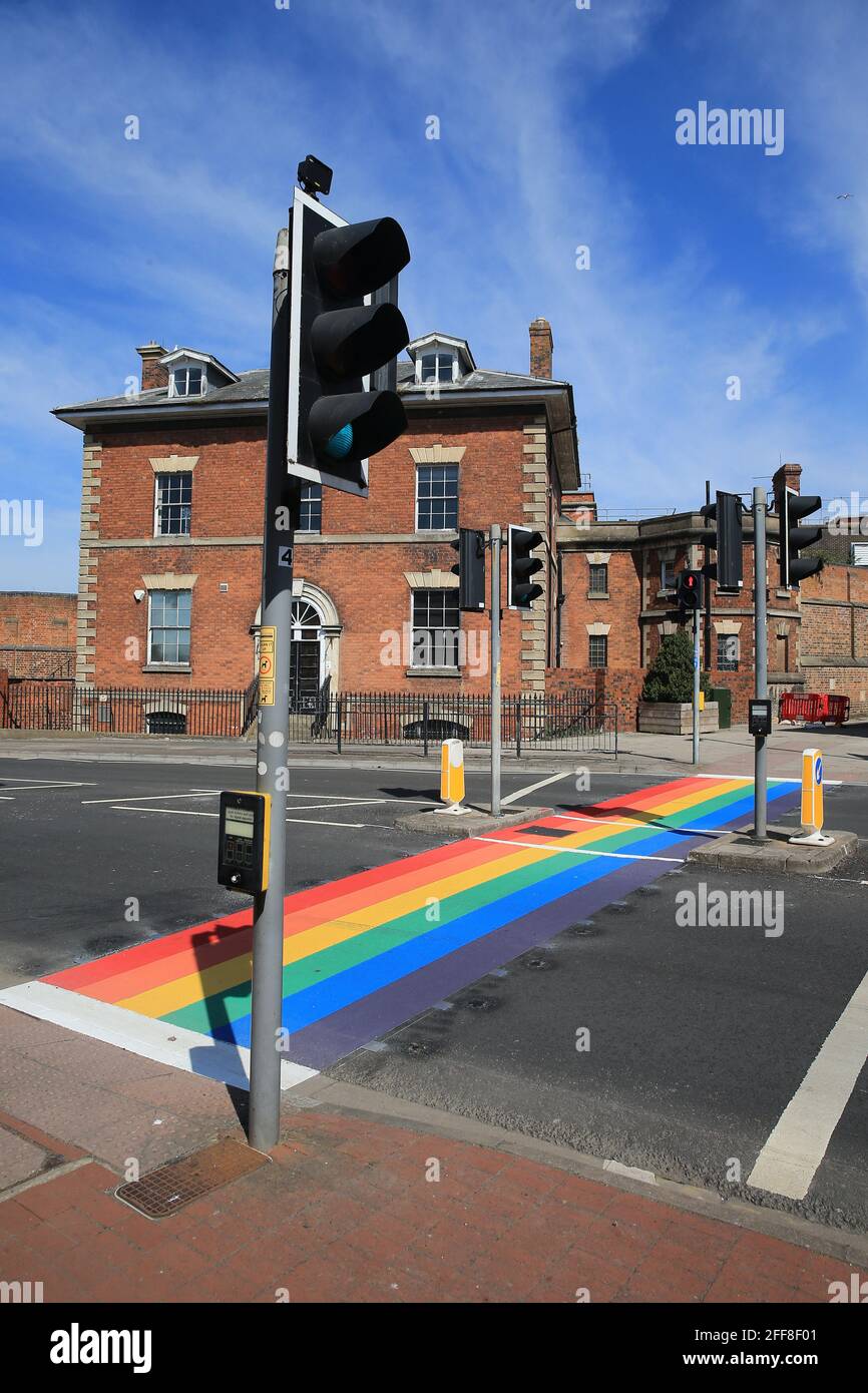 Die Gemeinde LGBTQ+ Gloucestershire hat eine Regenbogenüberquerung in Gloucester begrüßt. Commercial Road, in der Nähe der Gloucester Docks 19/4/2021. Stockfoto