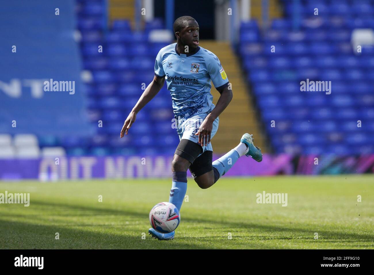 Birmingham, Großbritannien. April 2021. Julien Dacosta #29 von Coventry City dribbelt den Ball in Birmingham, Großbritannien am 4/24/2021. (Foto von Simon Bissett/News Images/Sipa USA) Quelle: SIPA USA/Alamy Live News Stockfoto