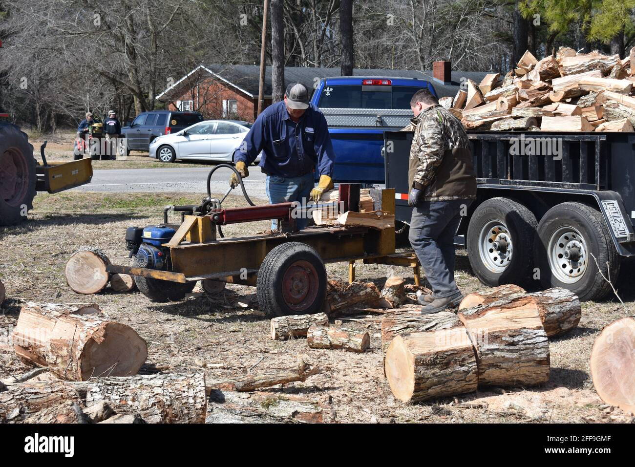 Männer Spalten Holzstämme für Brennholz. Stockfoto