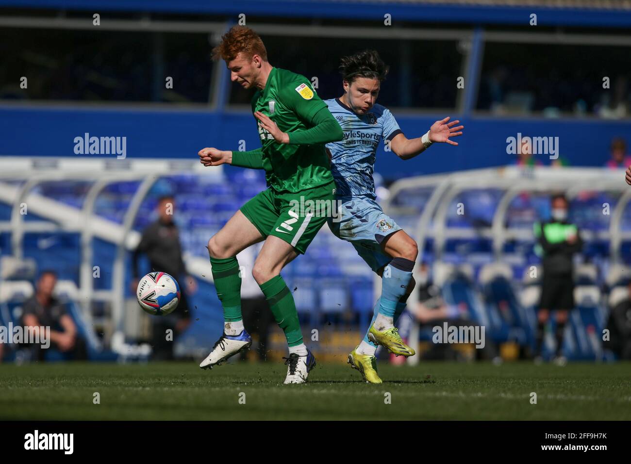 Birmingham, Großbritannien. April 2021. Callum OHare #11 von Coventry City und Sepp van den Berg #2 von Preston North End treten am 4/24/2021 in Birmingham, Großbritannien, um den Ball an. (Foto von Simon Bissett/News Images/Sipa USA) Quelle: SIPA USA/Alamy Live News Stockfoto