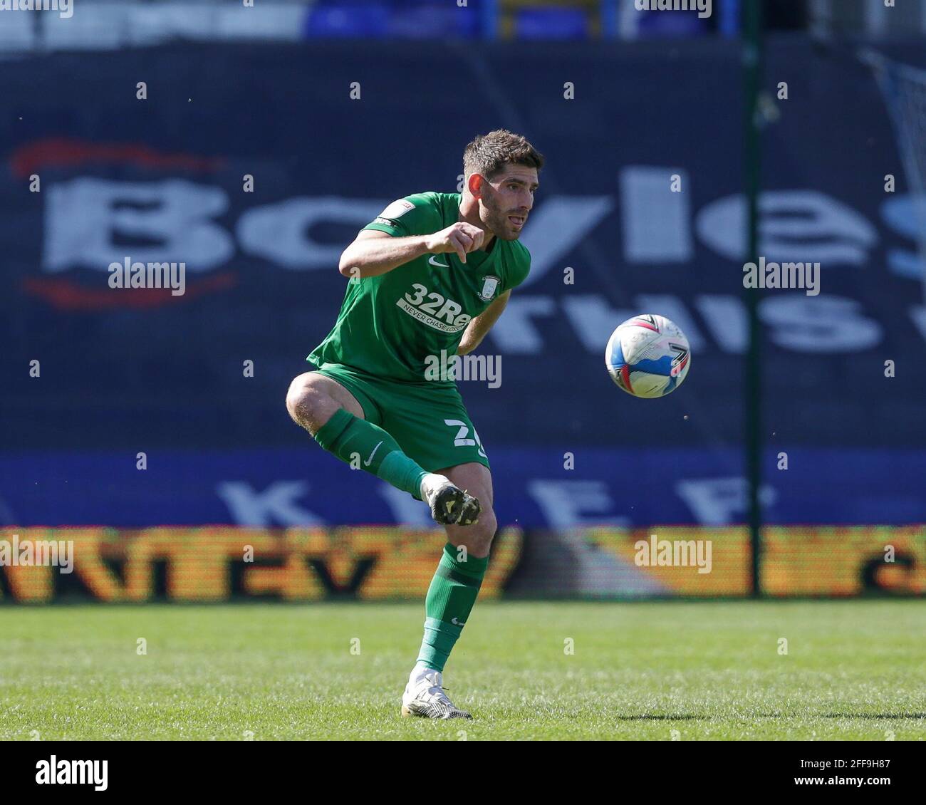 Birmingham, Großbritannien. April 2021. Ched Evansy kontrolliert den Ball in Birmingham, Vereinigtes Königreich am 4/24/2021. (Foto von Simon Bissett/News Images/Sipa USA) Quelle: SIPA USA/Alamy Live News Stockfoto