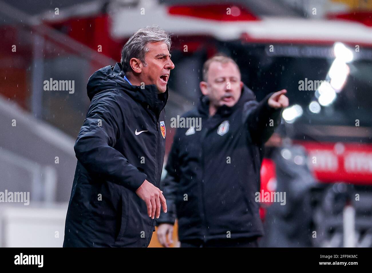 ISTANBUL, TÜRKEI - 24. APRIL: Headcoach Hamza Hamzaoglu von Kayserispor während des Super Lig-Spiels zwischen Besiktas und Kayserispor im Vodafone Park ON Stockfoto