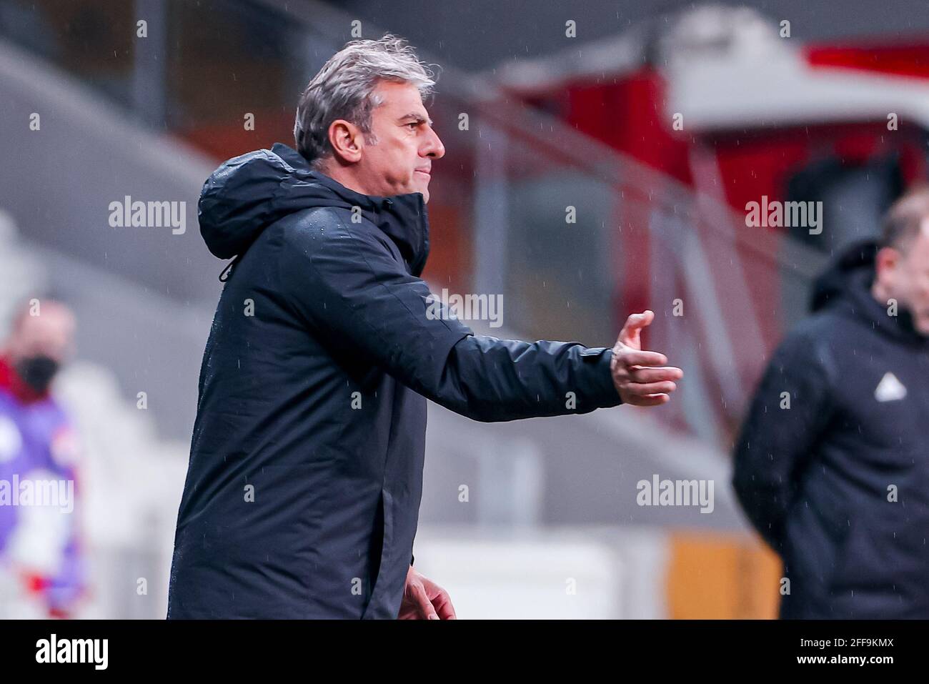 ISTANBUL, TÜRKEI - 24. APRIL: Headcoach Hamza Hamzaoglu von Kayserispor während des Super Lig-Spiels zwischen Besiktas und Kayserispor im Vodafone Park ON Stockfoto