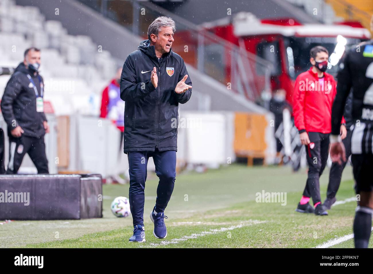 ISTANBUL, TÜRKEI - 24. APRIL: Headcoach Hamza Hamzaoglu von Kayserispor während des Super Lig-Spiels zwischen Besiktas und Kayserispor im Vodafone Park ON Stockfoto
