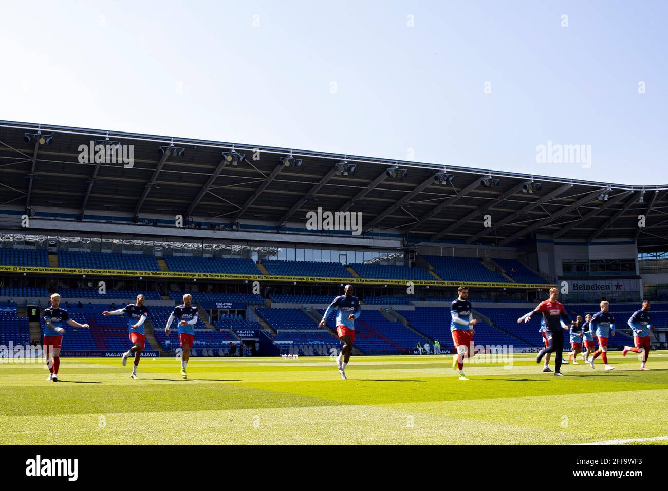 Cardiff, Großbritannien. April 2021. Wycombe Wanderers während des Warm-up-Spiels der EFL Skybet-Meisterschaft, Cardiff City gegen Wycombe Wanderers am Samstag, den 24. April 2021 im Cardiff City Stadium in Cardiff, Wales. Dieses Bild darf nur für redaktionelle Zwecke verwendet werden. Nur zur redaktionellen Verwendung, Lizenz für kommerzielle Nutzung erforderlich. Keine Verwendung bei Wetten, Spielen oder Veröffentlichungen in einem Club/einer Liga/einem Spieler. PIC von Lewis Mitchell/Andrew Orchard Sports Photography/Alamy Live News Credit: Andrew Orchard Sports Photography/Alamy Live News Stockfoto