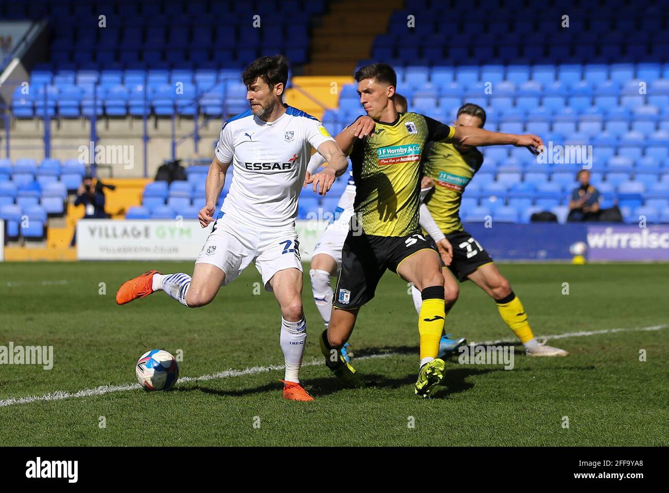 Birkenhead, Großbritannien. April 2021. David Nugent von Tranmere Rovers schaut sich den Ball zurück, verpasst ihn aber völlig. EFL Skybet Football League Two Match, Tranmere Rovers gegen Barrow im Prenton Park, Birkenhead, Wirral am Samstag, 24. April 2021. Dieses Bild darf nur für redaktionelle Zwecke verwendet werden. Nur zur redaktionellen Verwendung, Lizenz für kommerzielle Nutzung erforderlich. Keine Verwendung bei Wetten, Spielen oder Veröffentlichungen in einem Club/einer Liga/einem Spieler.PIC von Chris Stading/Andrew Orchard Sports Photography/Alamy Live News Credit: Andrew Orchard Sports Photography/Alamy Live News Stockfoto