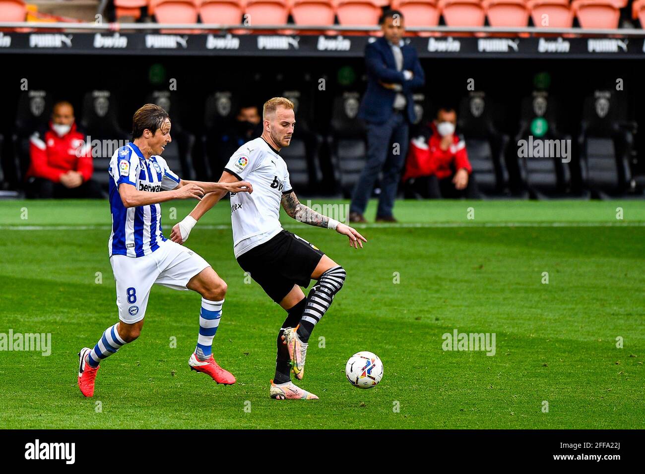 VALENCIA, SPANIEN - 24. APRIL: Tomás Pina von Deportivo Alaves, Uros Racic von Valencia CF während des La Liga-Spiels zwischen Valencia CF und Deportivo Alave Stockfoto