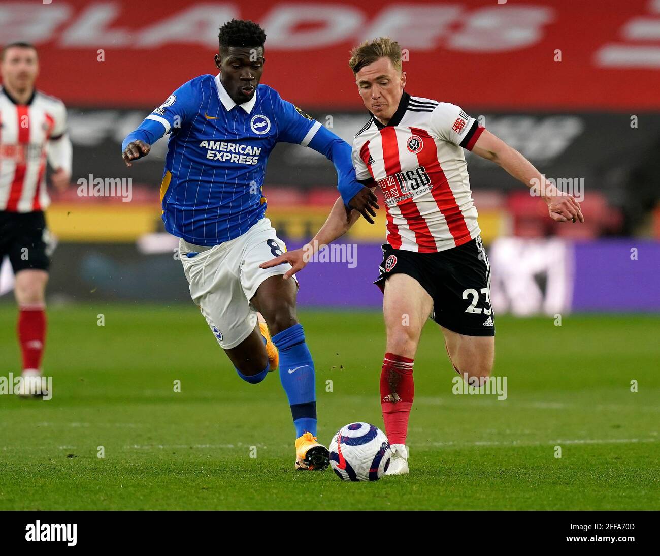 Sheffield, England, 24. April 2021. Ben Osborn von Sheffield Utd tusles mit Yves Bissouma von Brighton während des Premier League-Spiels in der Bramall Lane, Sheffield. Bildnachweis sollte lauten: Andrew Yates / Sportimage Stockfoto