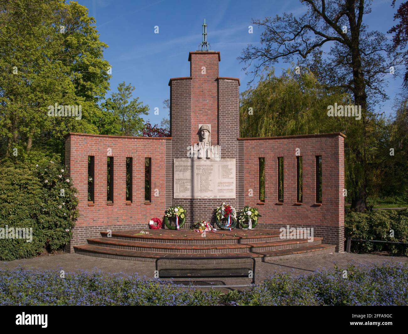 Kriegsdenkmal in der Nähe der Haagse Schouw in Leiden mit einer Liste von Personen, die bei der Invasion vom 1940. Mai gefallen sind. Stockfoto