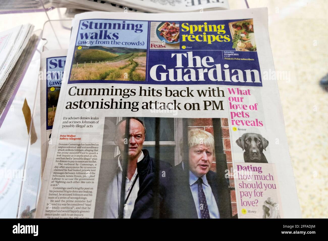 Dominic 'Cummings schlägt mit erstaunlichem Angriff auf PM' die zurück Guardian Titelseite Boris Johnson politische Schlagzeile am 24. April 2021 London England Großbritannien Stockfoto