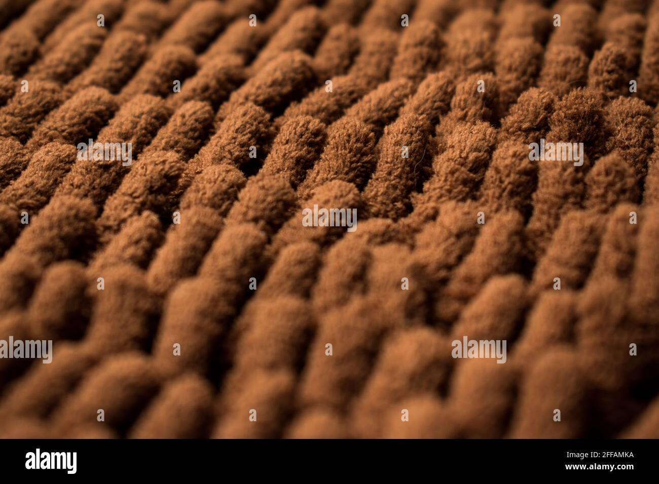 Nahaufnahme der braunen und weichen Teppichstruktur mit Linie Muster Stockfoto