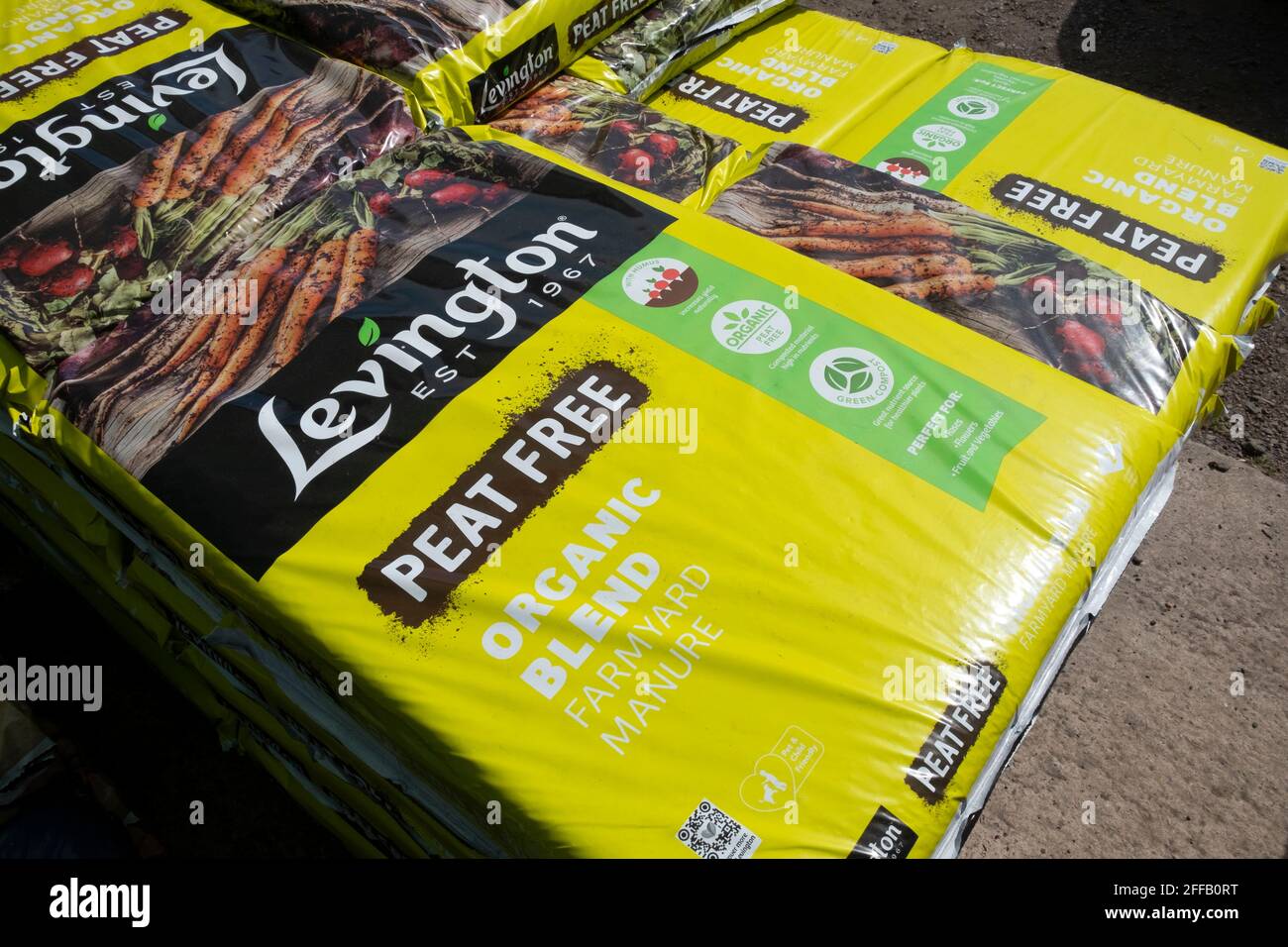 Plastiktüten von Levington Peat Free Organic Farmyard Dung Um den Boden bei der Gartenarbeit für den Verkauf im Garten zu bereichern Zentrum im Frühjahr Großbritannien Stockfoto