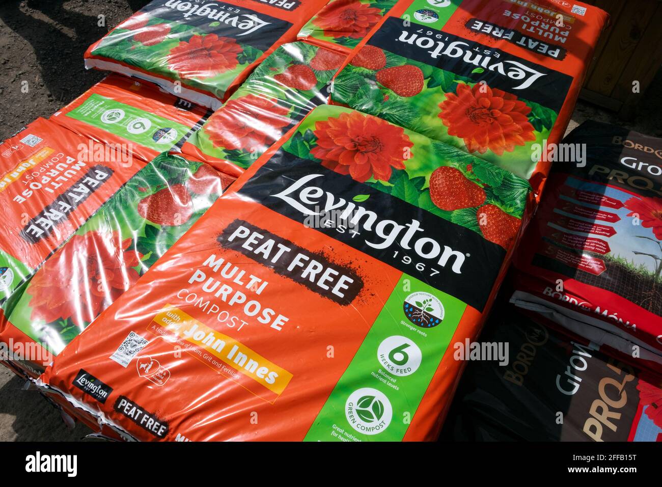 Plastiktüten von Levington Peat Free Multi Purpose Kompost in einem Gartencenter, verwendet, wenn im Garten repotting Pflanzen, Gemüse und Obst anbauen Großbritannien Stockfoto