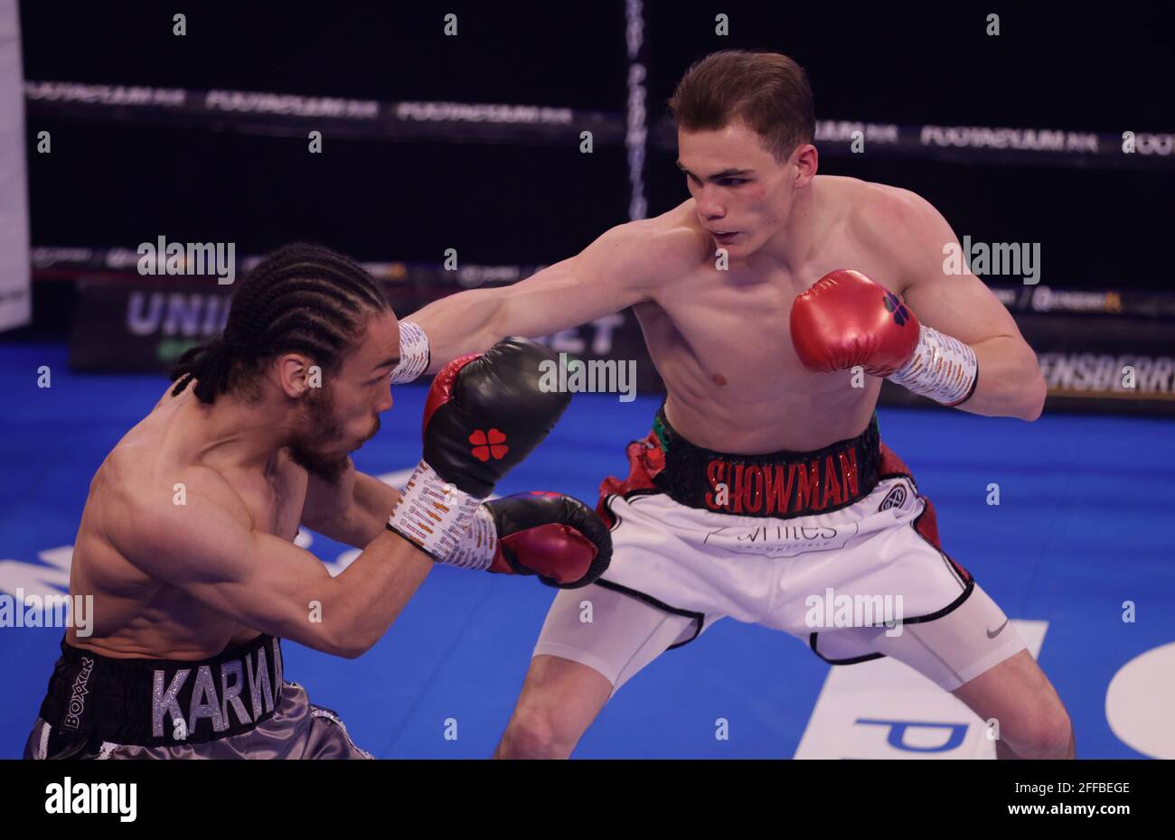 Clayton Bricknell (links) und Henry Turner in Aktion bei ihrem Super-Leichtbau-Wettbewerb in der York Hall, Bethnal Green, London. Bilddatum: Samstag, 24. April 2021. Stockfoto