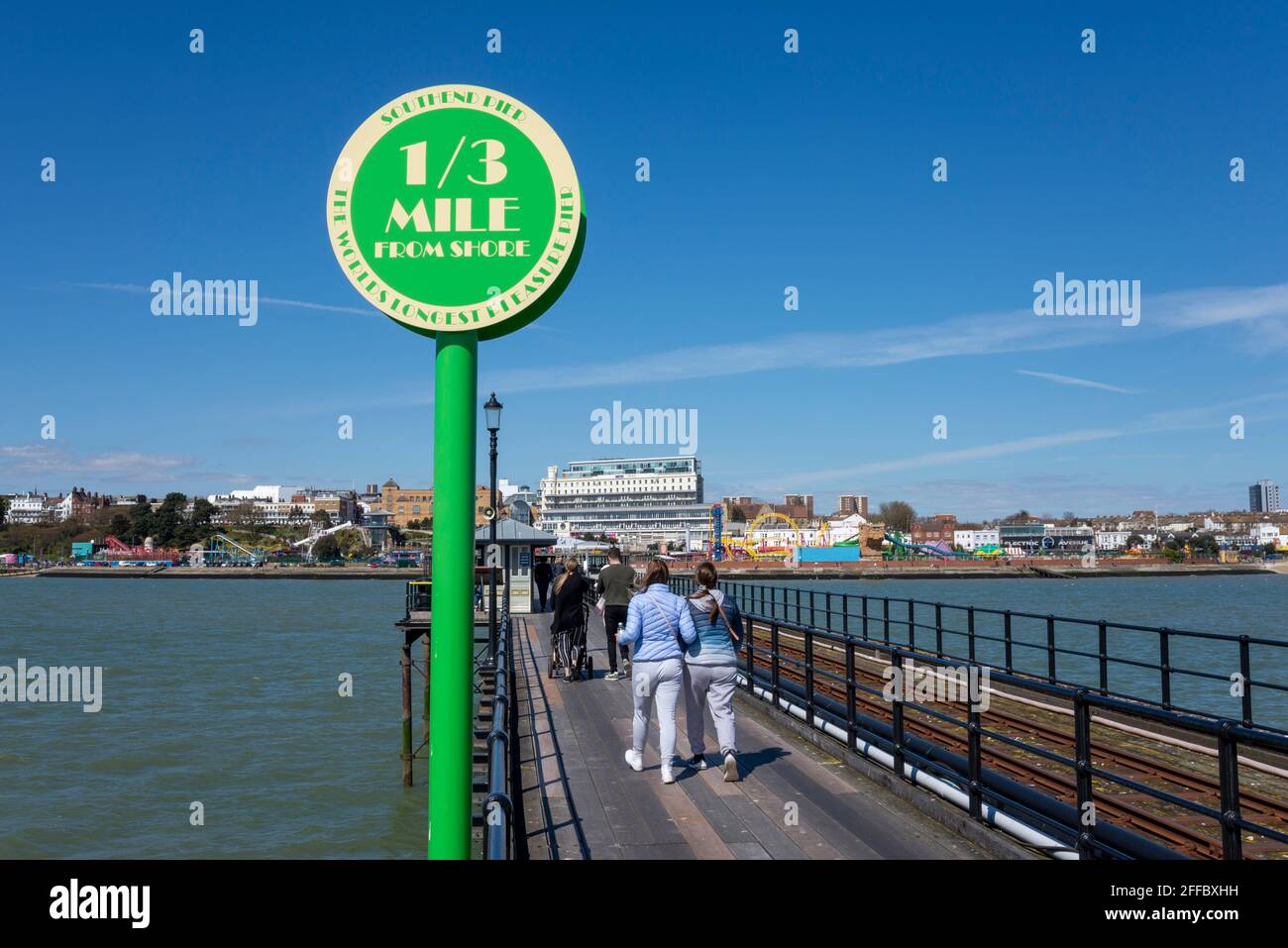 1/3-Meilen-Markierung am Southend Pier an einem hellen, sonnigen Tag in Southend on Sea, Essex, Großbritannien. Dritte einer Meilenmarkierung Stockfoto