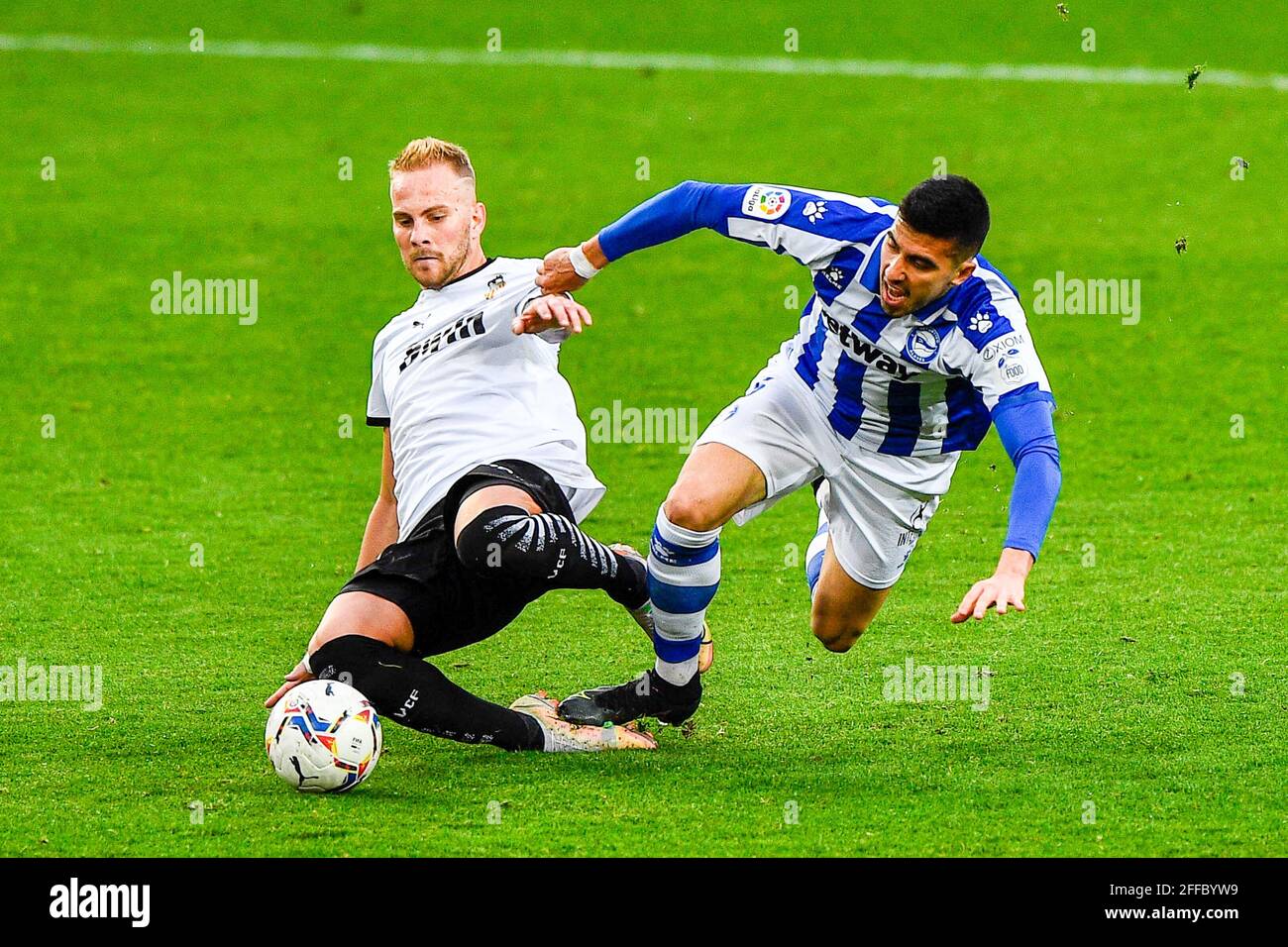 VALENCIA, SPANIEN - 24. APRIL: Uros Racic von Valencia CF, Rodrigo Battaglia von Deportivo Alavés während des La Liga-Spiels zwischen Valencia CF und Deportiv Stockfoto