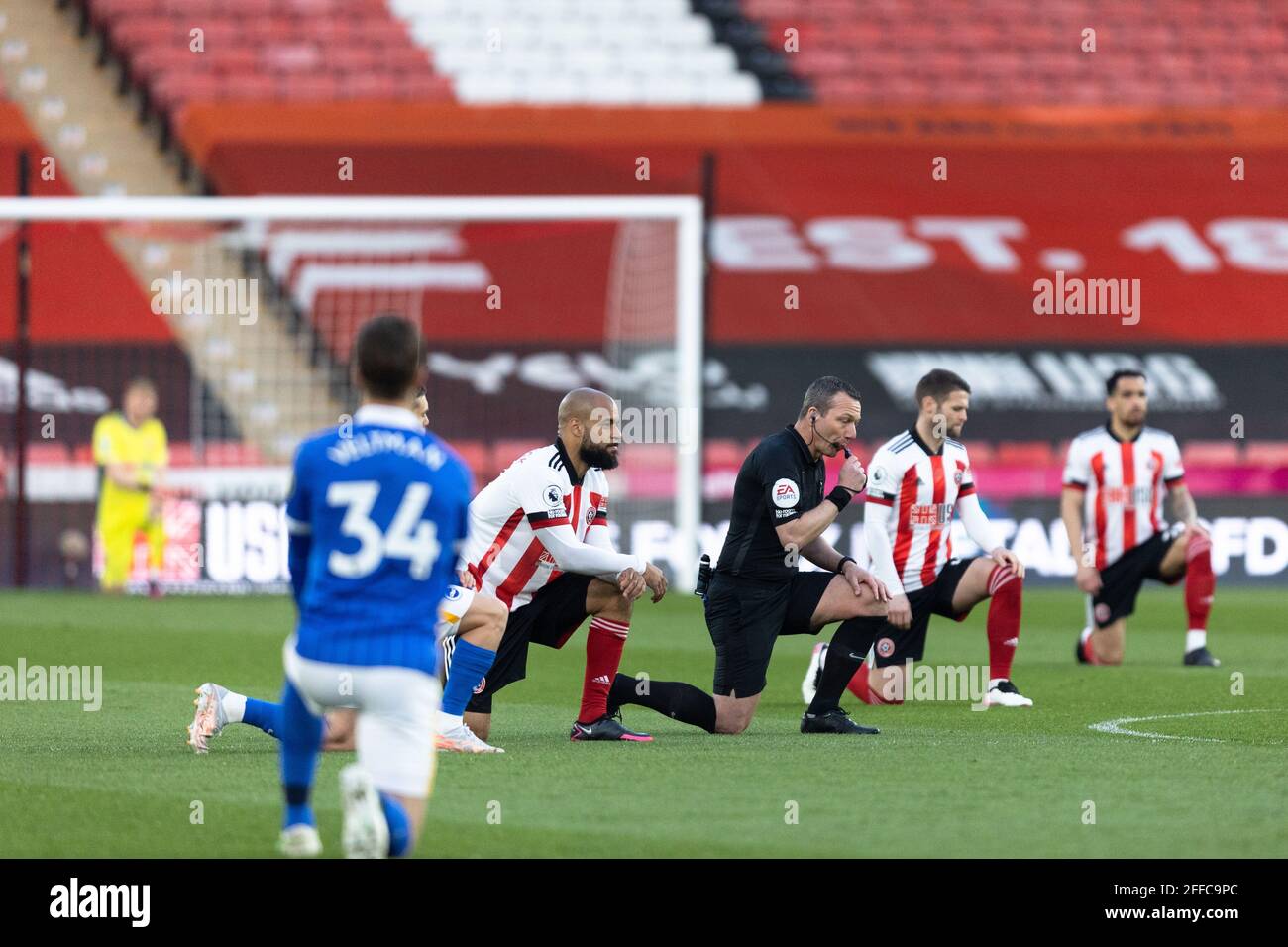 SHEFFIELD, GROSSBRITANNIEN. 24. APRIL beim Premier League-Spiel zwischen Sheffield United und Brighton und Hove Albion in der Bramall Lane, Sheffield, am Samstag, dem 24. April 2021, treten die Mannschaft und die Ref ins Knie. (Kredit: Pat Scaasi) Kredit: MI Nachrichten & Sport /Alamy Live Nachrichten Stockfoto