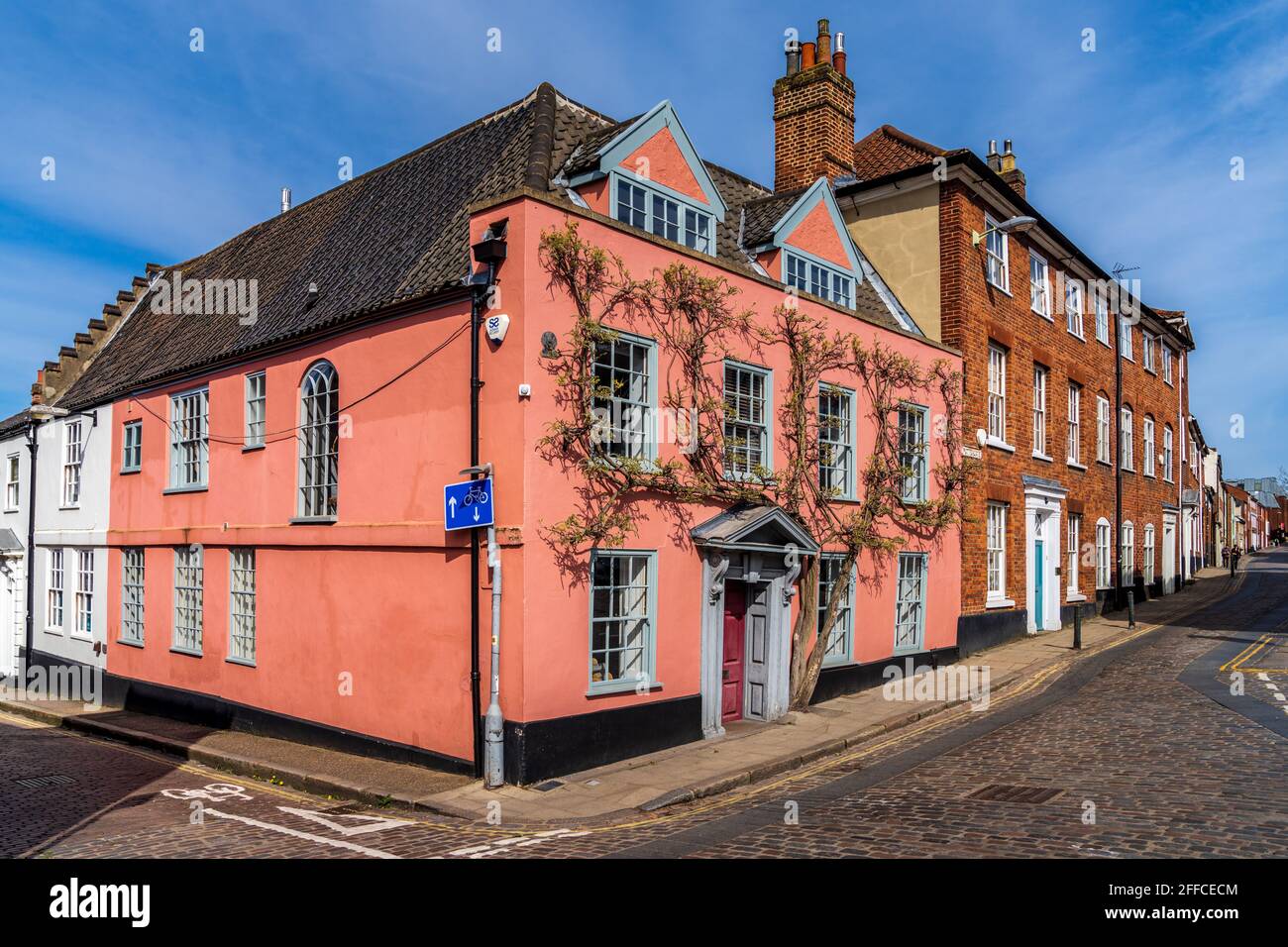 Road Norwich UK - attraktive Häuser in der historischen Norwich Lanes. Pink House ist 95 Road. Norwich Tourismus. Historische Norwich Stockfoto