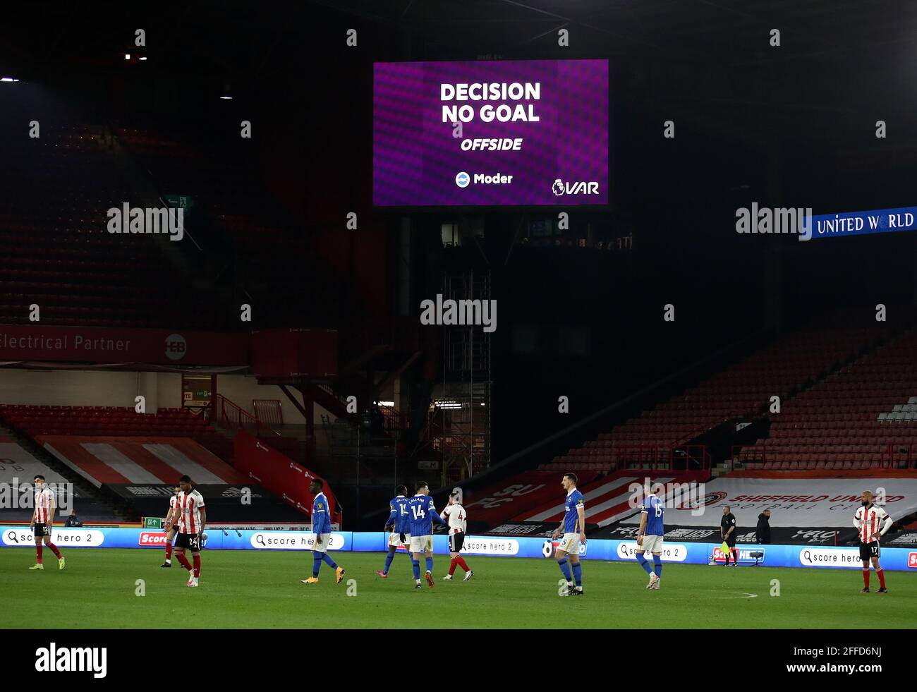 Sheffield, England, 24. April 2021. VAR verbietet Brighton während des Spiels in der Premier League in der Bramall Lane, Sheffield, ein Tor. Bildnachweis sollte lauten: Simon Bellis / Sportimage Stockfoto