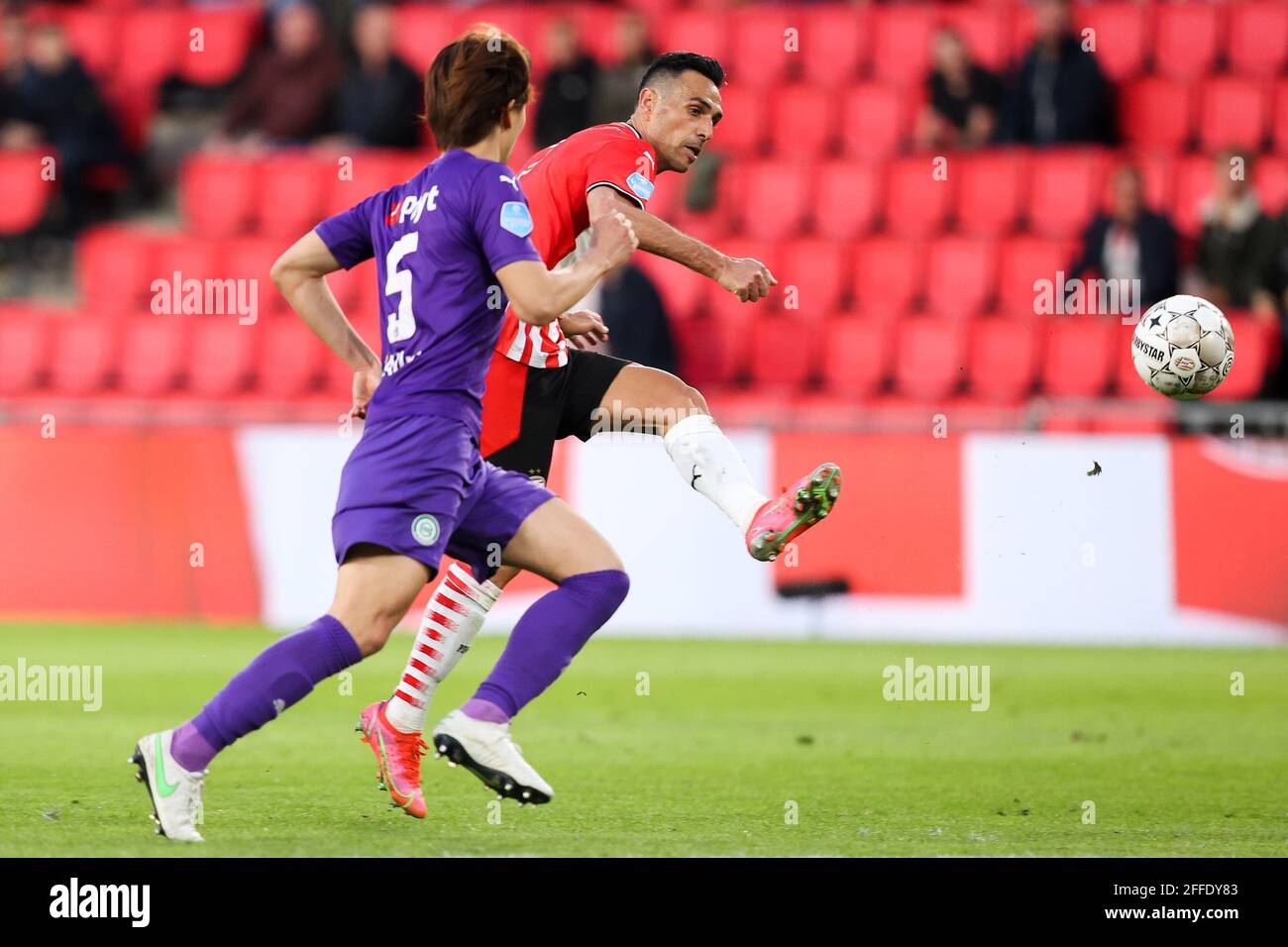 EINDHOVEN, NIEDERLANDE - 24. APRIL: Ko Itakura des FC Groningen, Eran Zahavi vom PSV Eindhoven während des niederländischen Eredivisie-Spiels zwischen PSV und FC Groni Stockfoto