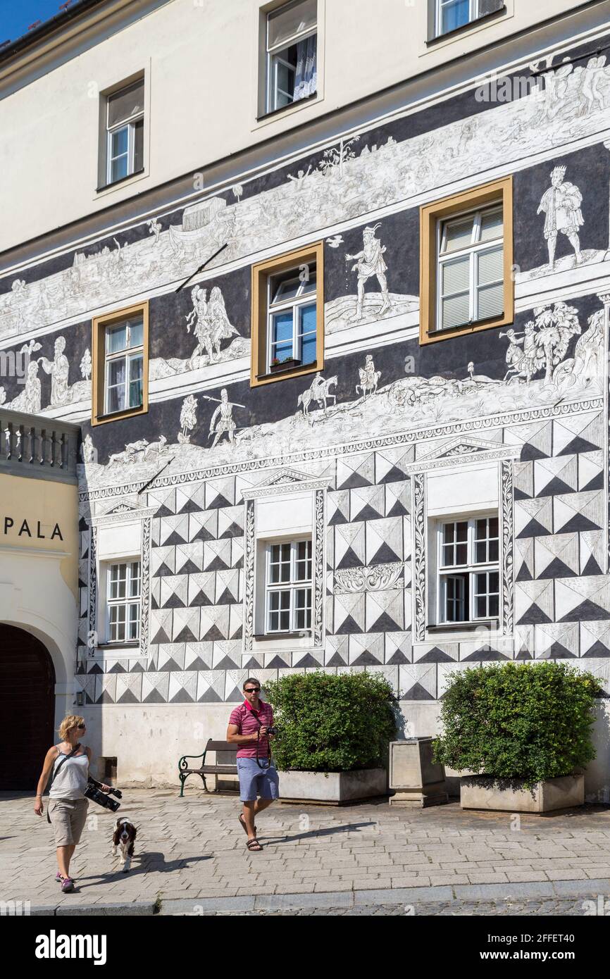 Die Sgraffiti oder Graffiti Ritter Haus auf dem Stadtplatz, Mikulov, Tschechische Republik Stockfoto